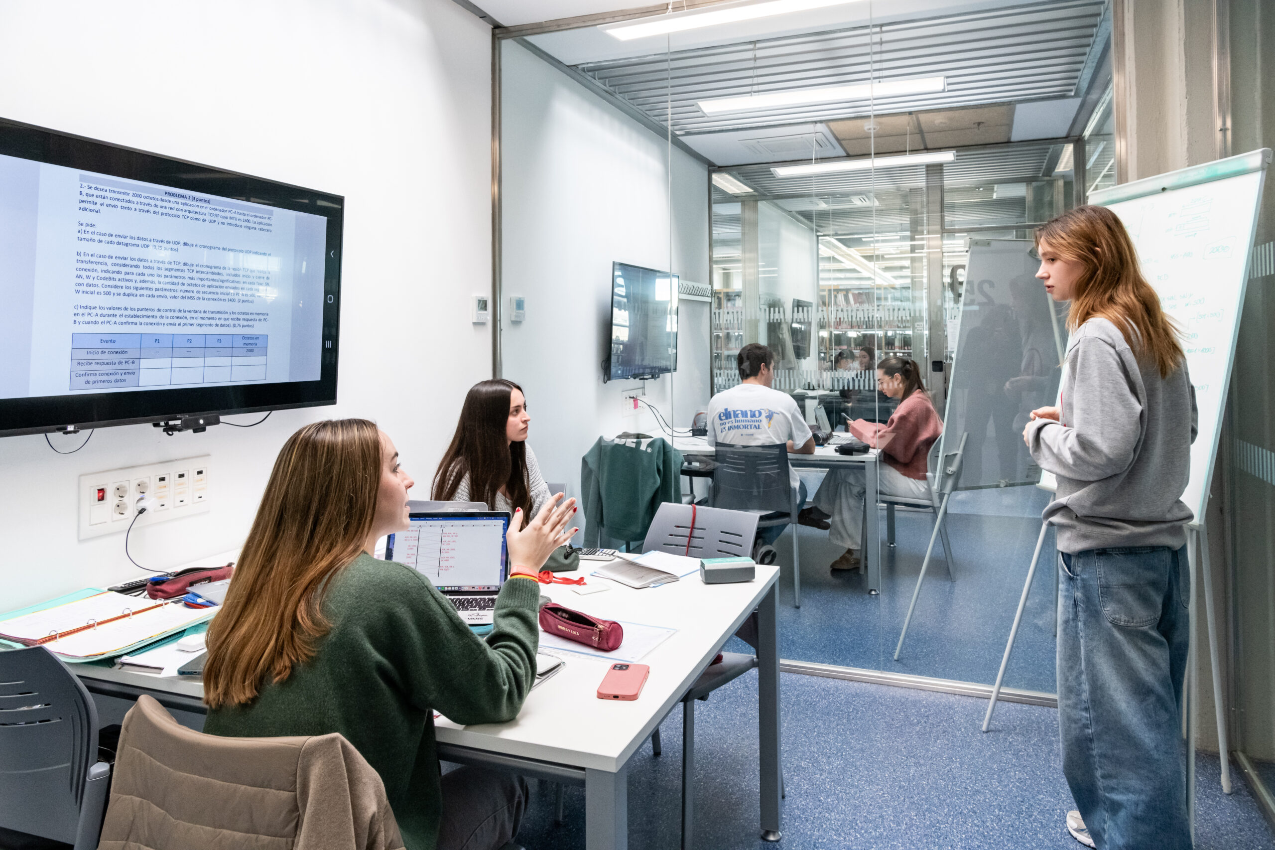 estudiantes trabajando en la biblioteca central de la UPV